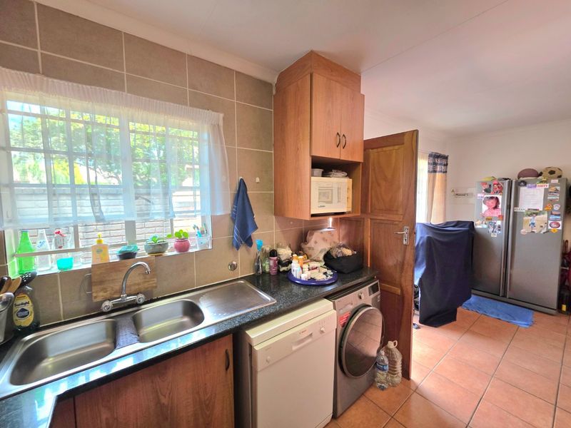 Popular 2 Bedroom, 2 Bathroom, 2 Garage Unit - Photo 6