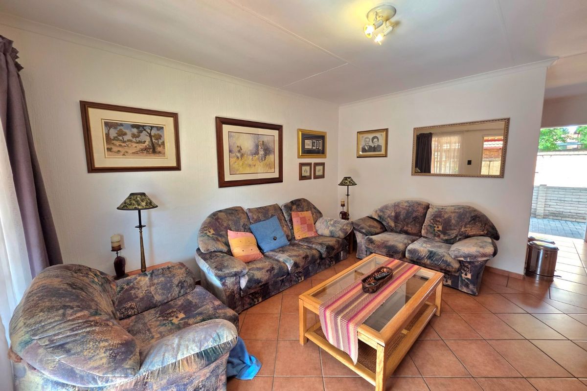 Popular 2 Bedroom, 2 Bathroom, 2 Garage Unit - Photo 2