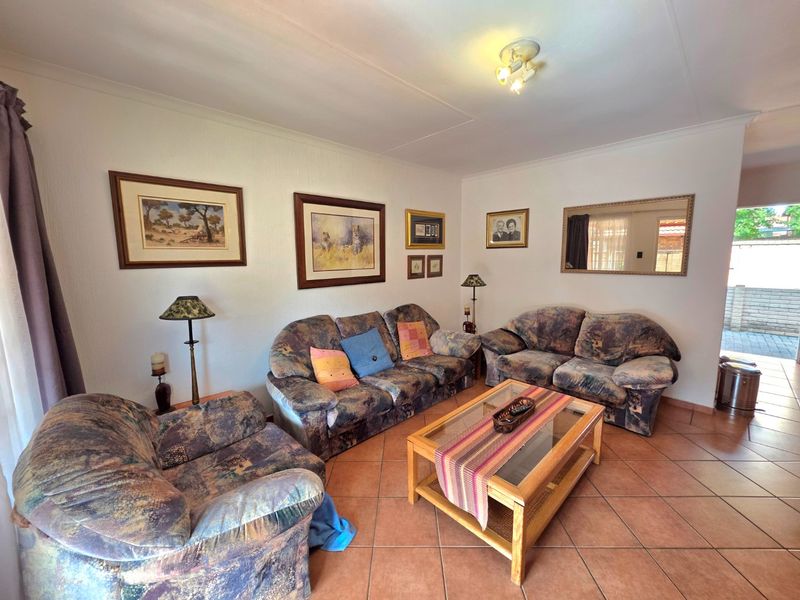 Popular 2 Bedroom, 2 Bathroom, 2 Garage Unit - Photo 2
