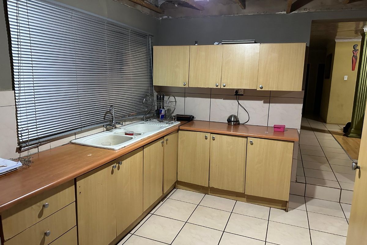 Spacious 3-Bedroom Family Home with Pool & Entertainment Area - Photo 4
