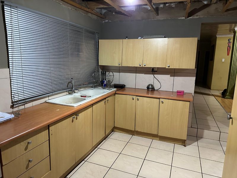 Spacious 3-Bedroom Family Home with Pool & Entertainment Area - Photo 4