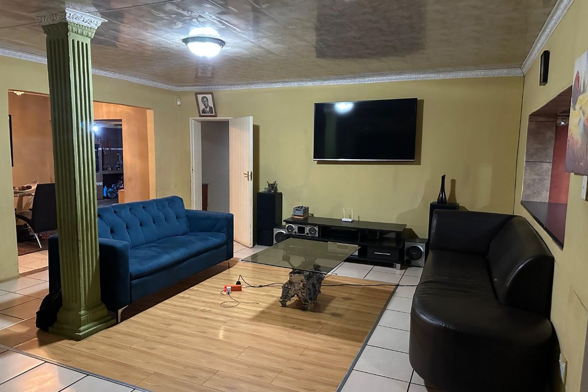 Spacious 3-Bedroom Family Home with Pool & Entertainment Area - Photo 5