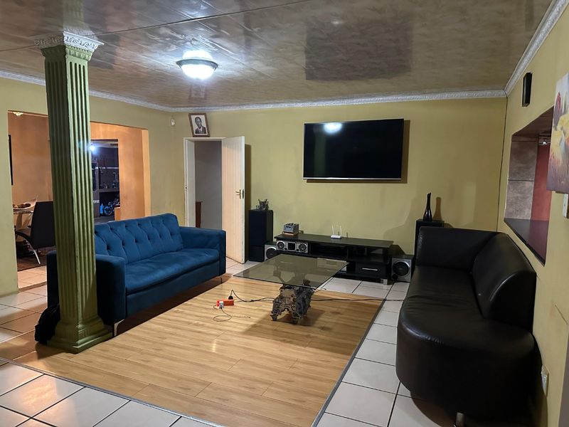Spacious 3-Bedroom Family Home with Pool & Entertainment Area - Photo 5