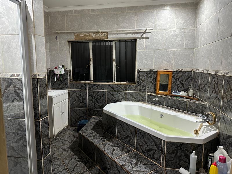 Spacious 3-Bedroom Family Home with Pool & Entertainment Area - Photo 10