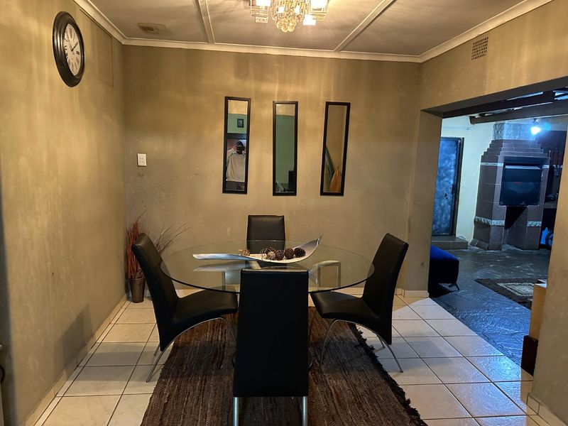 Spacious 3-Bedroom Family Home with Pool & Entertainment Area - Photo 9