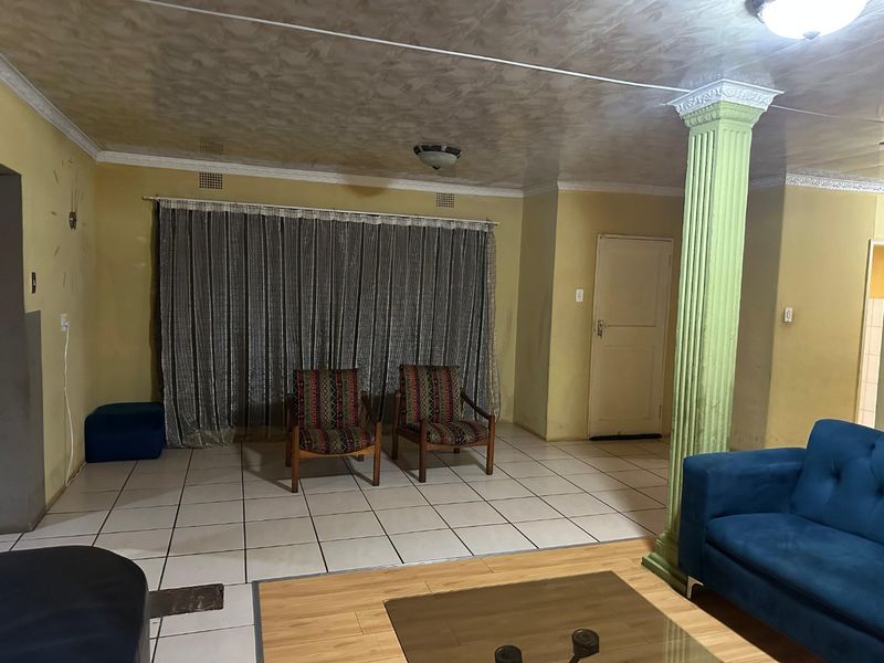 Spacious 3-Bedroom Family Home with Pool & Entertainment Area - Photo 7