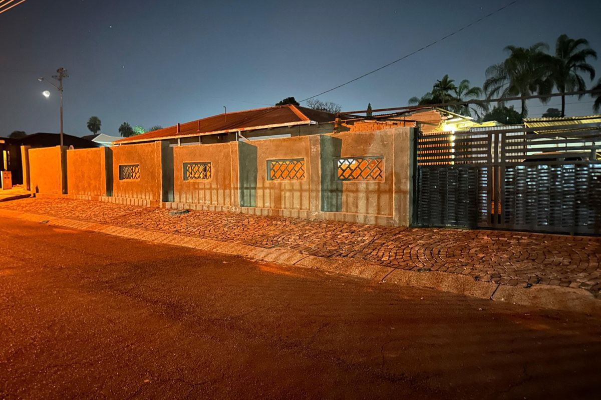Spacious 3-Bedroom Family Home with Pool & Entertainment Area - Photo 2