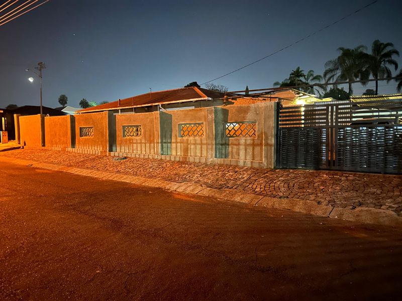 Spacious 3-Bedroom Family Home with Pool & Entertainment Area - Photo 2