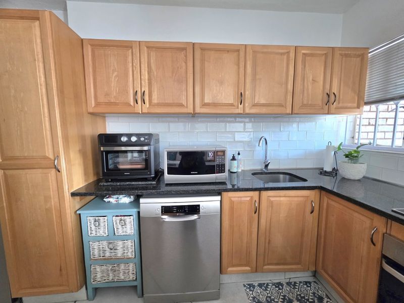 Modern, Spacious & Beautifully Renovated Duplex - Photo 6
