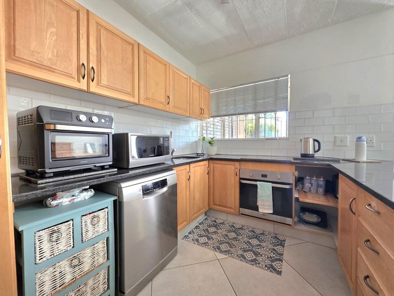 Modern, Spacious & Beautifully Renovated Duplex - Photo 4