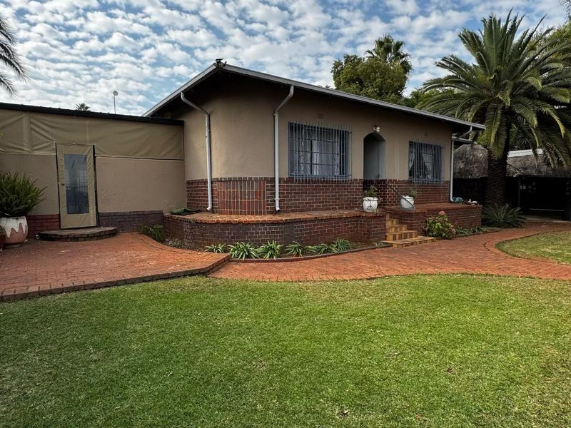 5 Bedroom 2 Bathroom house in Valhalla + 2 Flatlets  - Photo 2