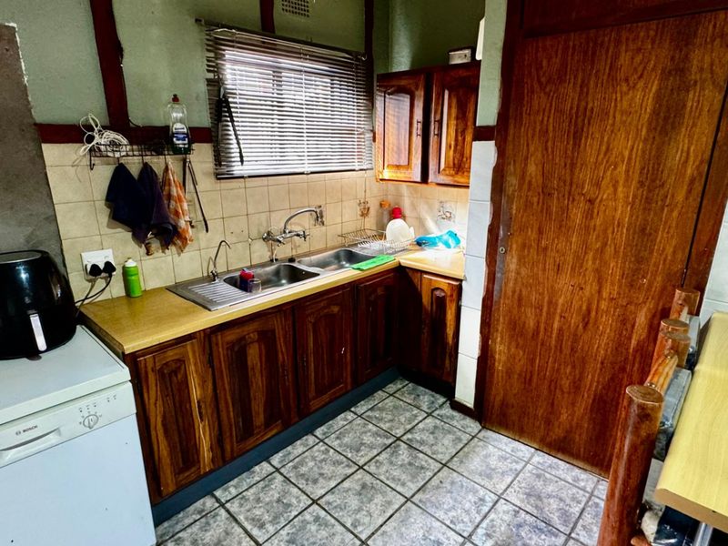 5 Bedroom 2 Bathroom house in Valhalla + 2 Flatlets  - Photo 10
