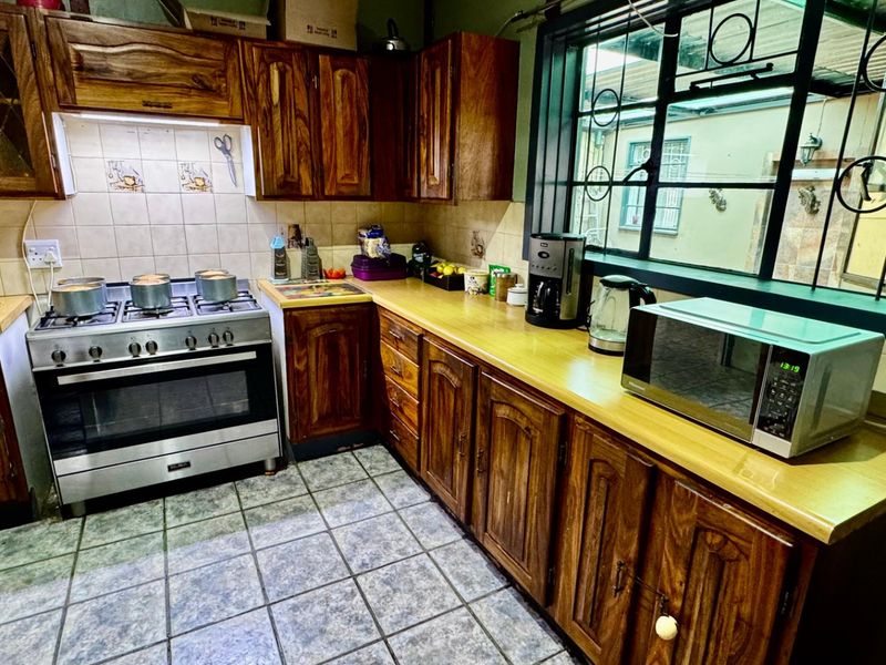 5 Bedroom 2 Bathroom house in Valhalla + 2 Flatlets  - Photo 9