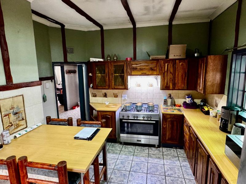 5 Bedroom 2 Bathroom house in Valhalla + 2 Flatlets  - Photo 8