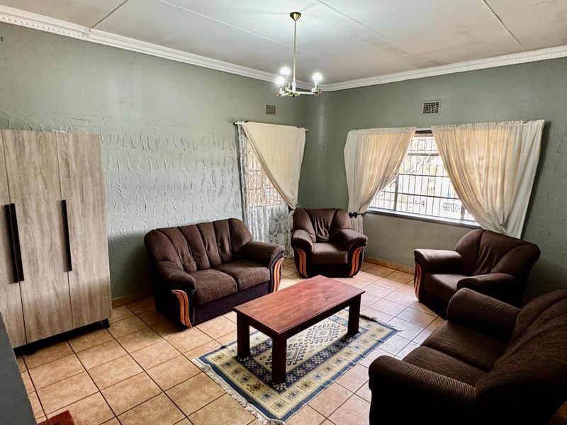 5 Bedroom 2 Bathroom house in Valhalla + 2 Flatlets  - Photo 6