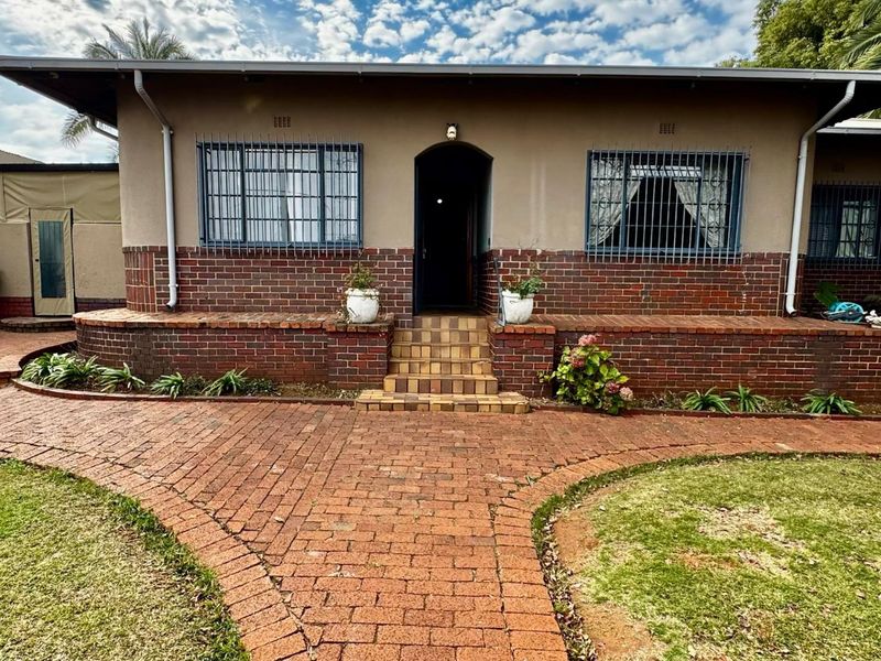 5 Bedroom 2 Bathroom house in Valhalla + 2 Flatlets  - Photo 1