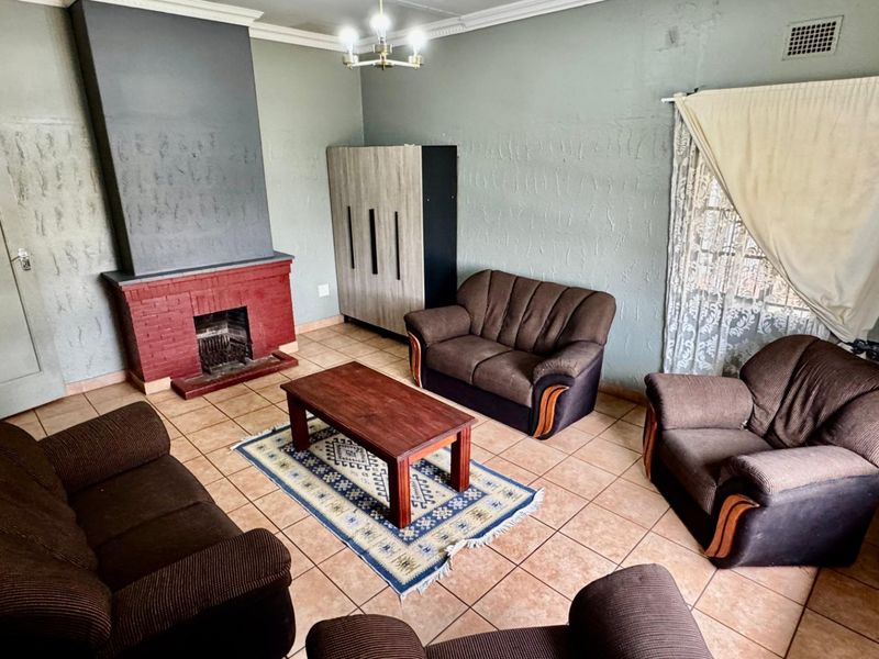5 Bedroom 2 Bathroom house in Valhalla + 2 Flatlets  - Photo 5