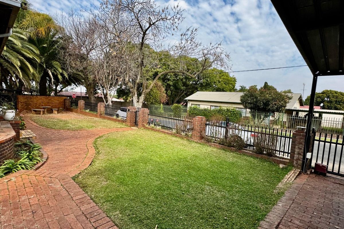 5 Bedroom 2 Bathroom house in Valhalla + 2 Flatlets  - Photo 4
