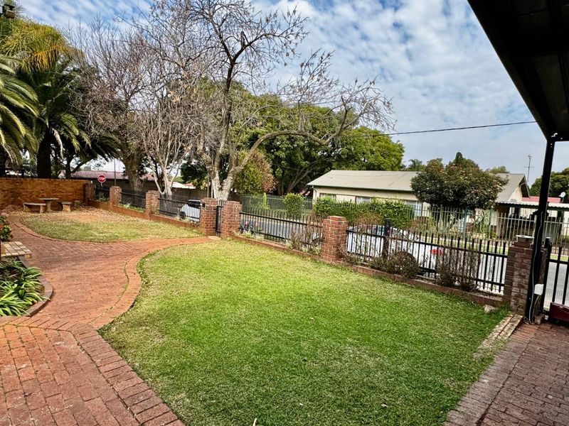 5 Bedroom 2 Bathroom house in Valhalla + 2 Flatlets  - Photo 4