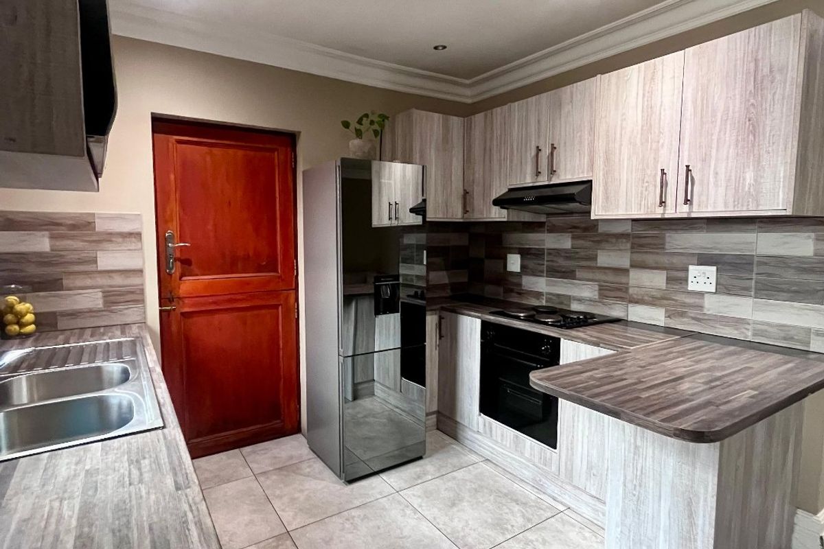 MOVE IN READY - Photo 2