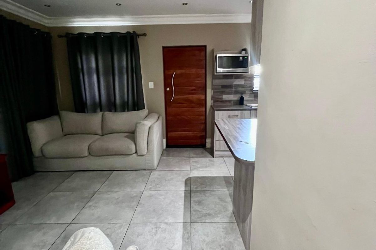MOVE IN READY - Photo 4