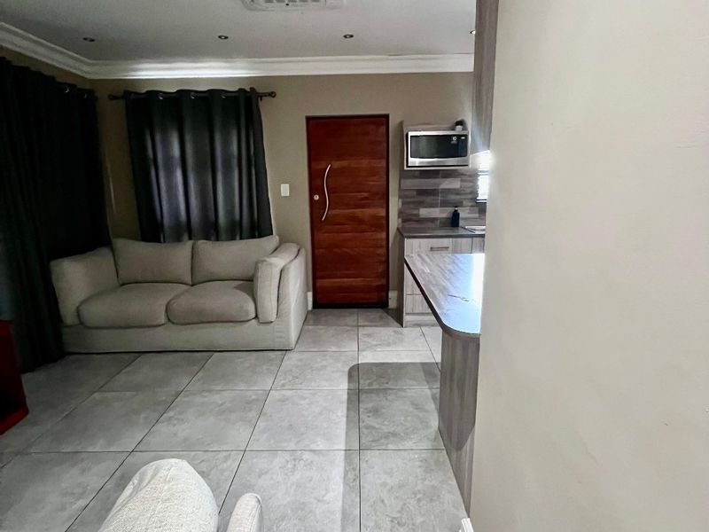 MOVE IN READY - Photo 4