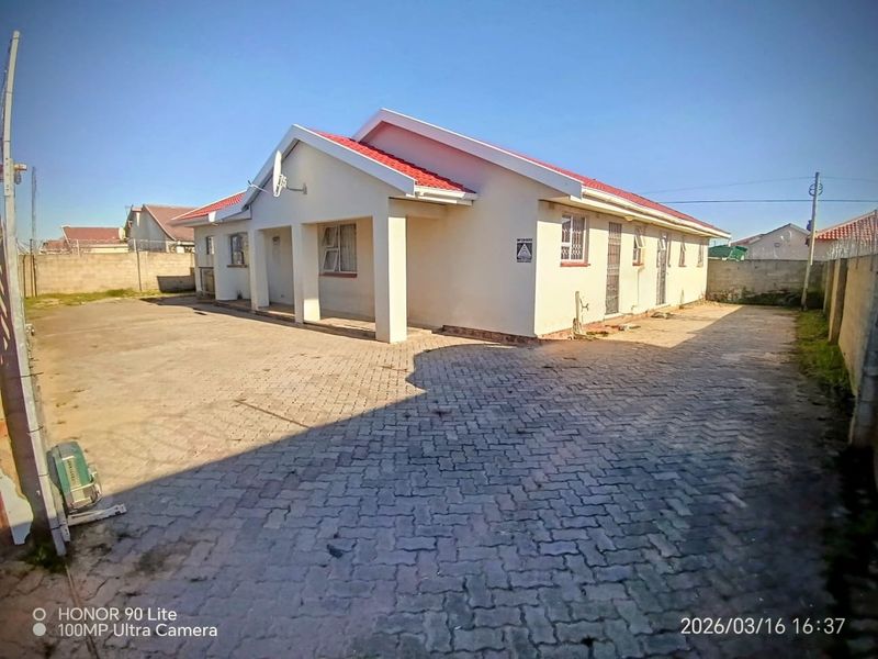 Spacious Family Home with Flatlet in King Williams Town - Photo 1