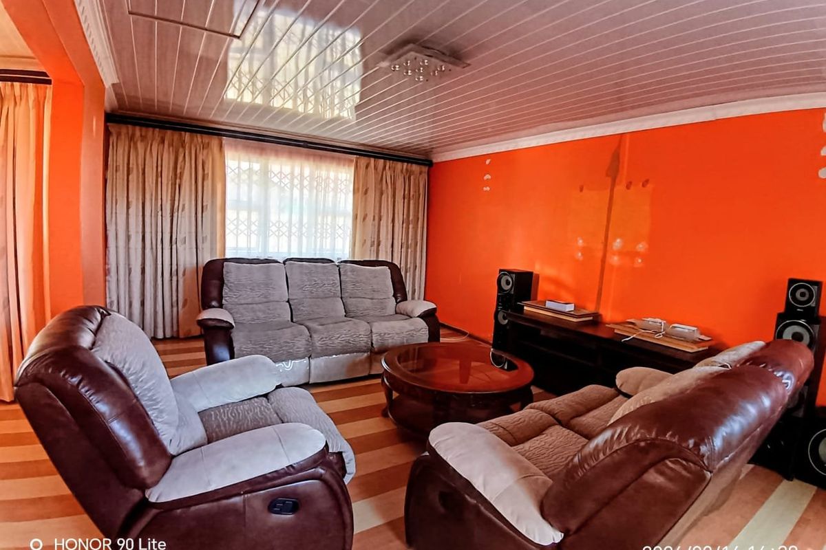 Spacious Family Home with Flatlet in King Williams Town - Photo 3