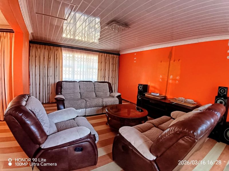 Spacious Family Home with Flatlet in King Williams Town - Photo 3