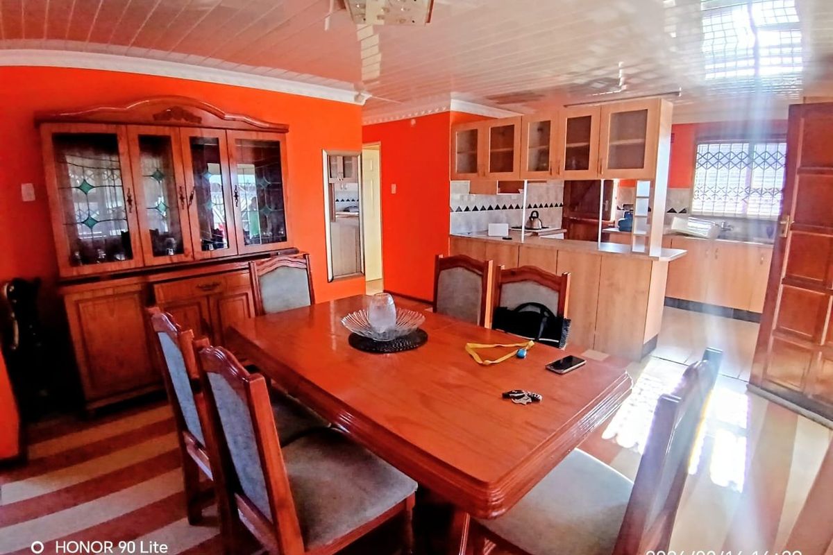 Spacious Family Home with Flatlet in King Williams Town - Photo 5