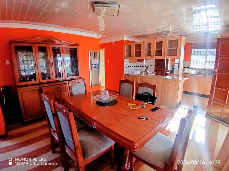 Spacious Family Home with Flatlet in King Williams Town - Photo 5