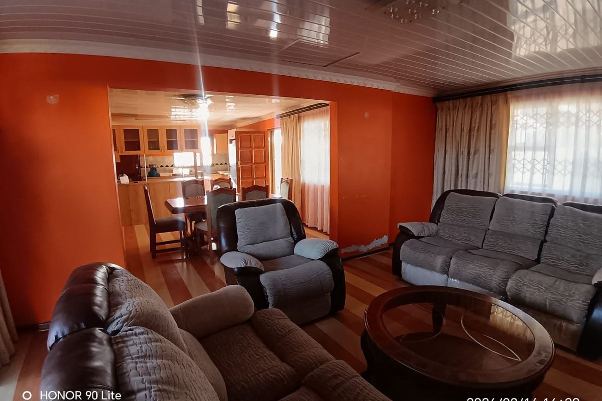 Spacious Family Home with Flatlet in King Williams Town - Photo 2