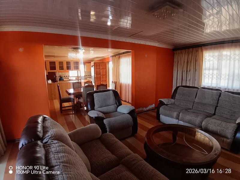 Spacious Family Home with Flatlet in King Williams Town - Photo 2