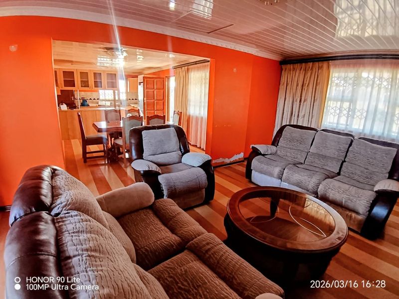 Spacious Family Home with Flatlet in King Williams Town - Photo 4
