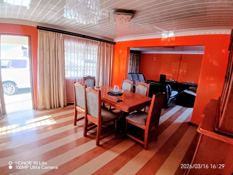 Spacious Family Home with Flatlet in King Williams Town - Photo 6