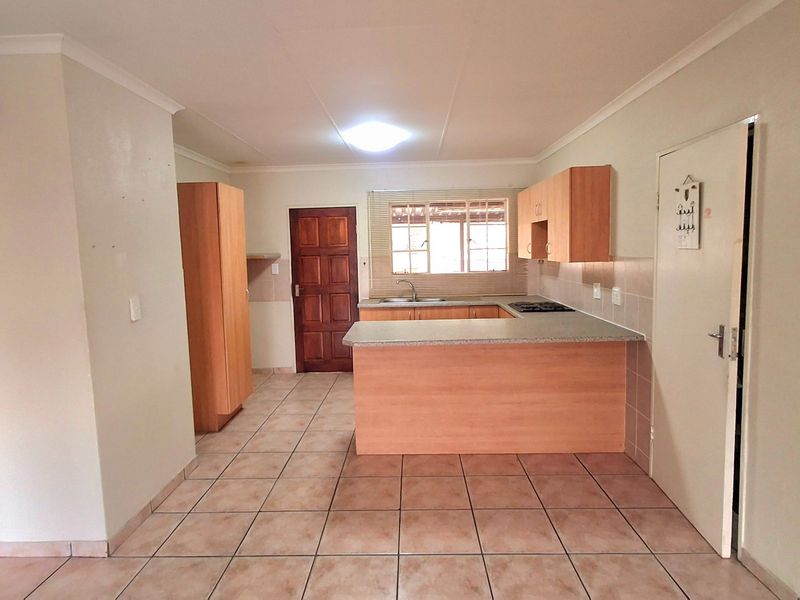 Neat & Low-Maintenance 2-Bedroom Face-Brick Townhouse with Private Garden in Sasolburg - Photo 3