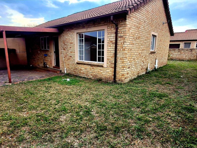Neat & Low-Maintenance 2-Bedroom Face-Brick Townhouse with Private Garden in Sasolburg - Photo 1
