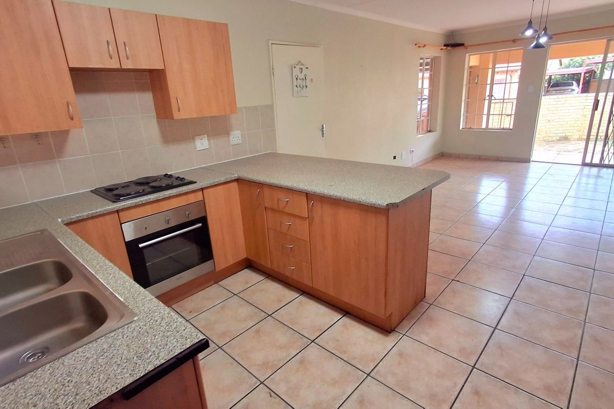 Neat & Low-Maintenance 2-Bedroom Face-Brick Townhouse with Private Garden in Sasolburg - Photo 4