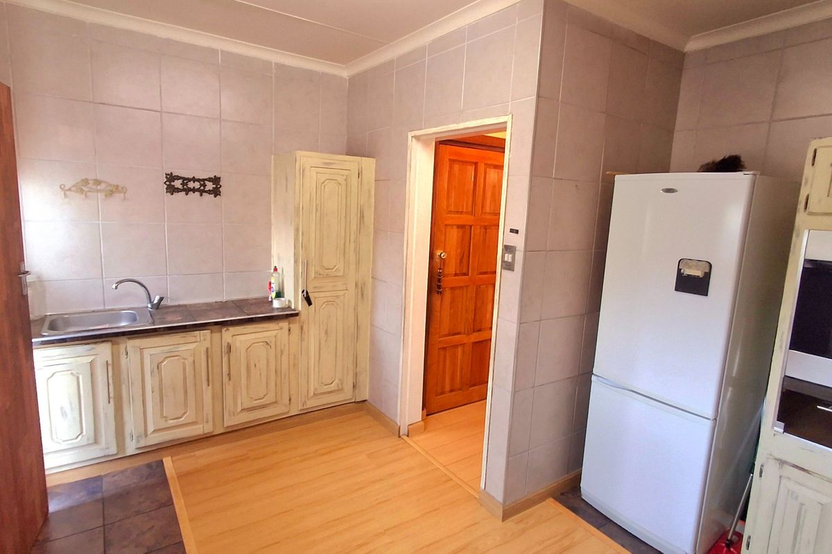 Charming Lock-Up-and-Go Townhouse in a Popular Complex in Sasolburg - Photo 2