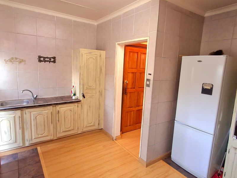 Charming Lock-Up-and-Go Townhouse in a Popular Complex in Sasolburg - Photo 2
