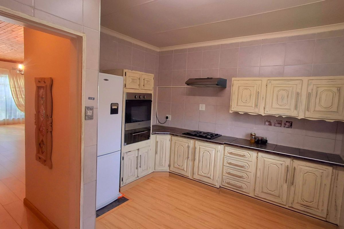Charming Lock-Up-and-Go Townhouse in a Popular Complex in Sasolburg - Photo 5