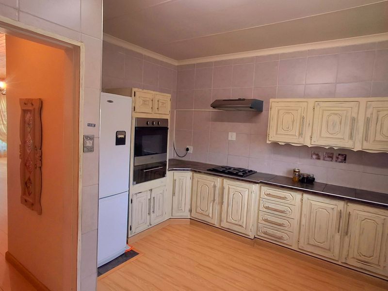 Charming Lock-Up-and-Go Townhouse in a Popular Complex in Sasolburg - Photo 5