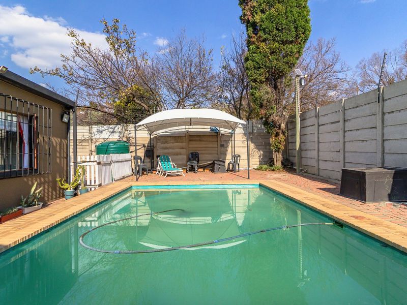 Charming Edenvale Home with 2 Flatlets plus Borehole - Photo 1