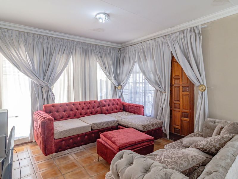 Charming Family Home  - Photo 9