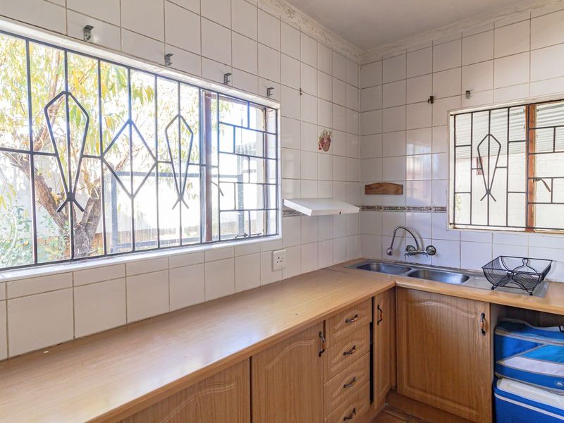 Charming Family Home  - Photo 8