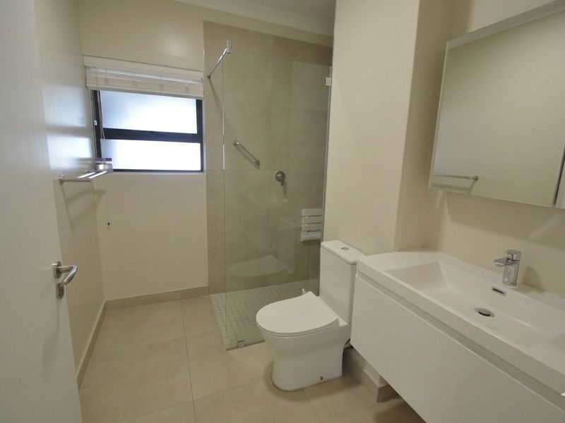 Sunny and Modern 2 Bedroom Ground-floor Apartment - Photo 10
