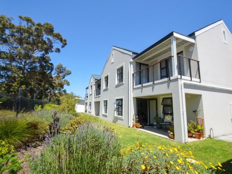Sunny and Modern 2 Bedroom Ground-floor Apartment - Photo 1