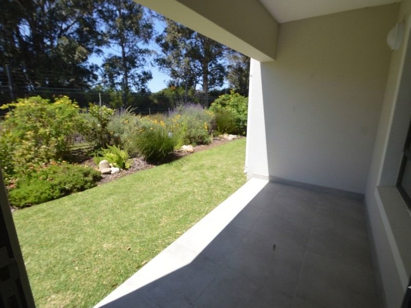 Sunny and Modern 2 Bedroom Ground-floor Apartment - Photo 4