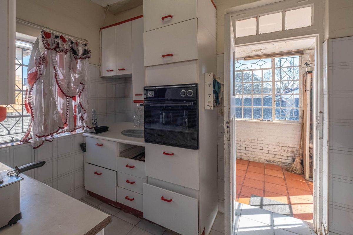 3 Bed House with 2 Income-Generating Cottages  - Photo 4