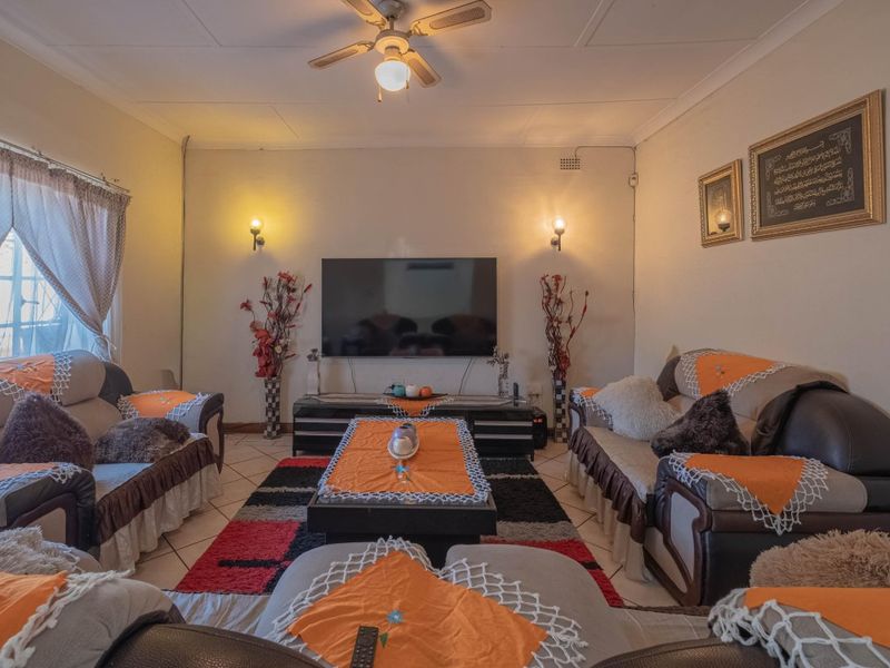 3 Bed House with 2 Income-Generating Cottages  - Photo 9